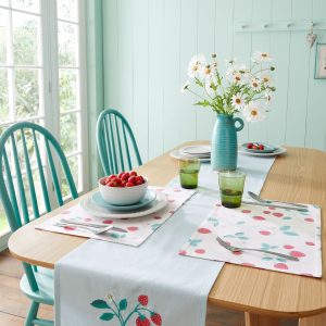 DESTINY322|Red Strawberry Garden 100% Cotton Table Runner