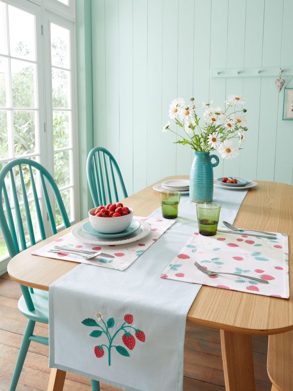 DESTINY322|Red Strawberry Garden 100% Cotton Table Runner